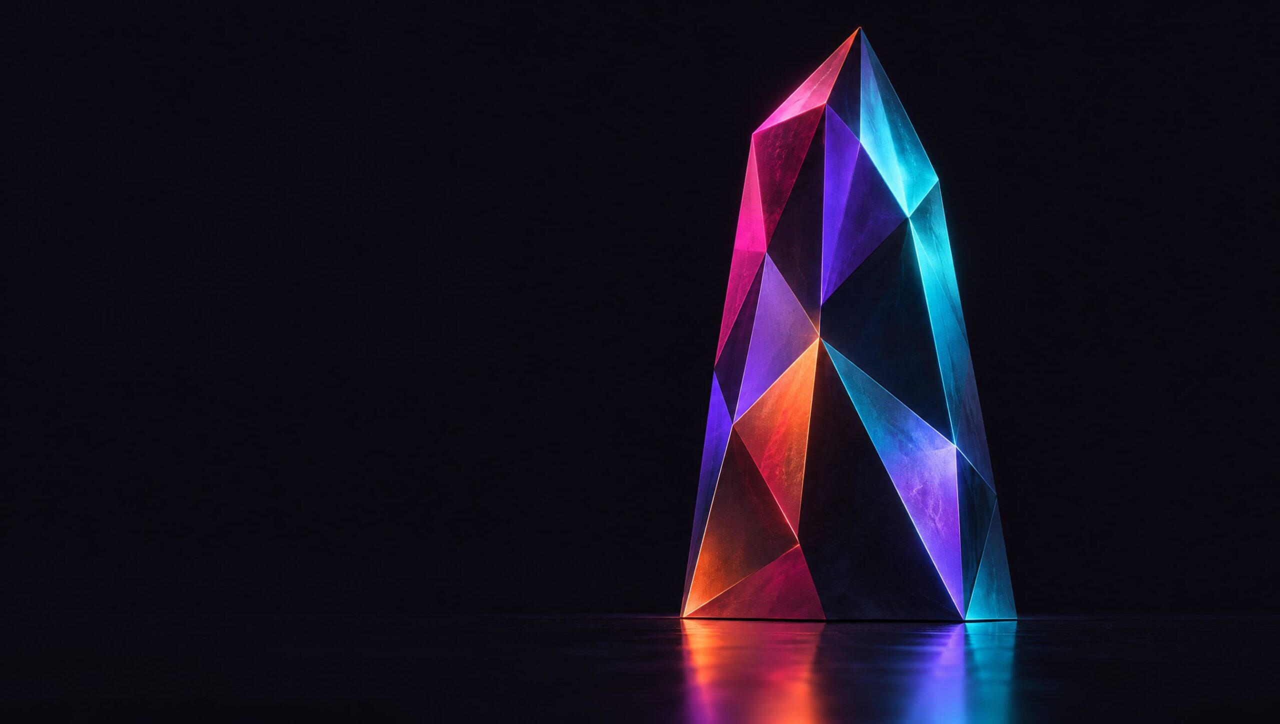 Monolite sfaccettato illuminato da luci di colori diversi — digital identity, ciò che fa la differenza